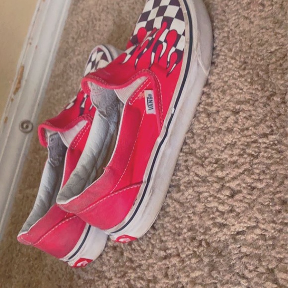 Good condition low red fire drip black and white checkerboard design. - Picture 3 of 5